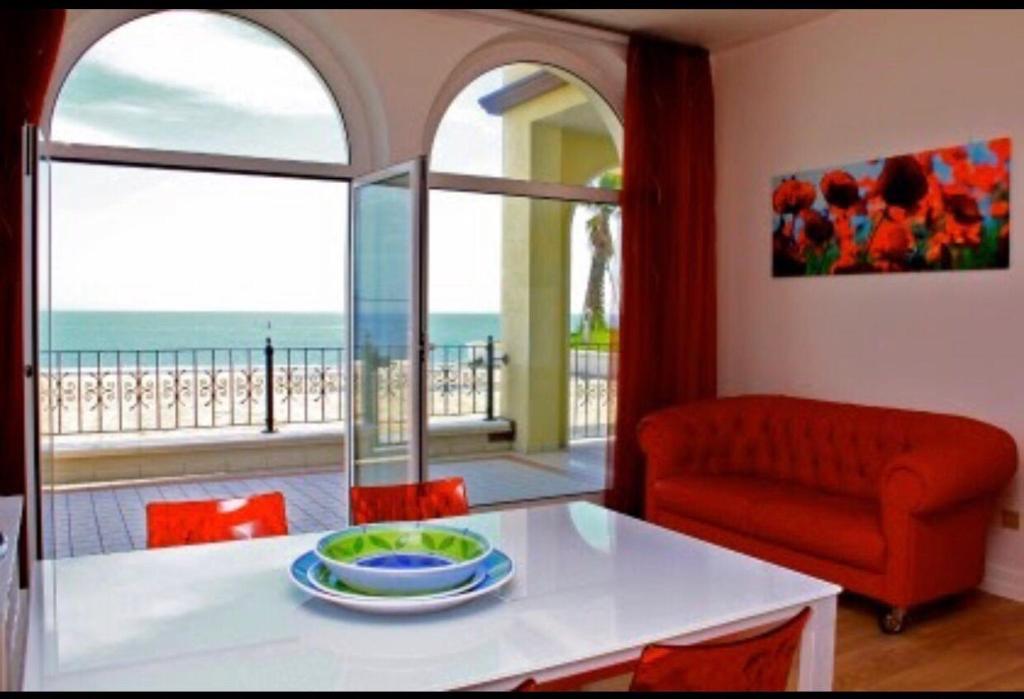 un soggiorno con vista sull'oceano di Marino’s Apartment a Porto Recanati