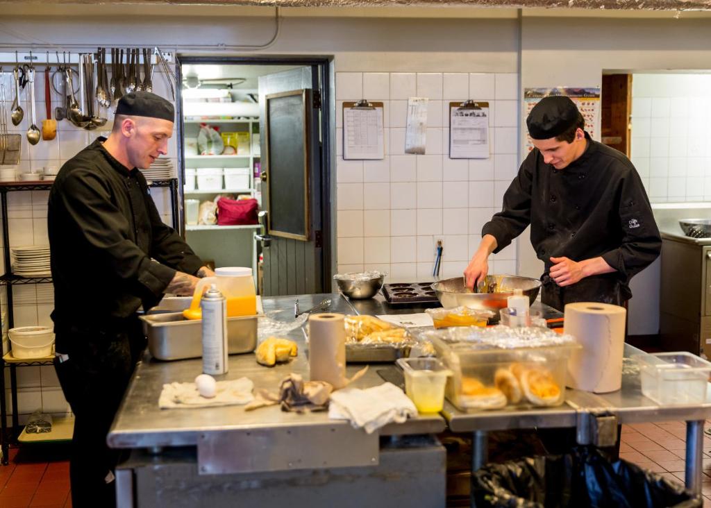 Jídlo v hostelu nebo okolí