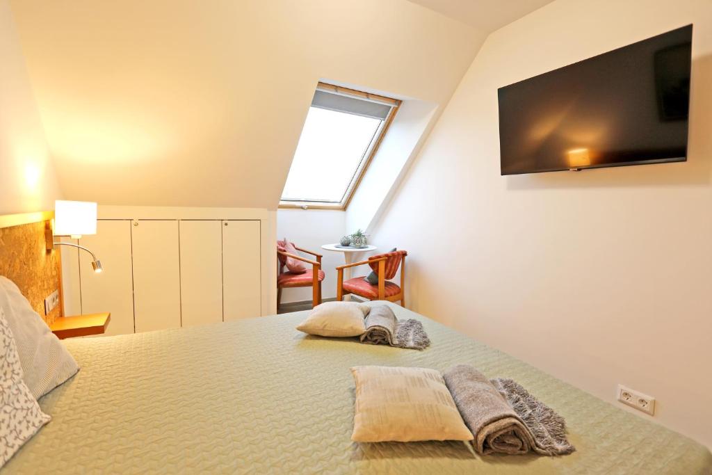 Televízia a/alebo spoločenská miestnosť v ubytovaní Atrium Apartman Hévíz mit Panoramaterrasse und Tiefgarage