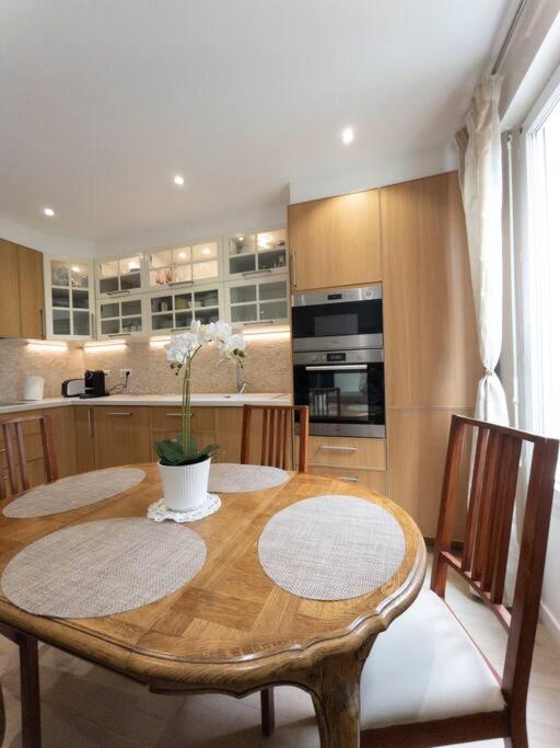 Kuchyň nebo kuchyňský kout v ubytování Appartement Paris La Défense Puteaux