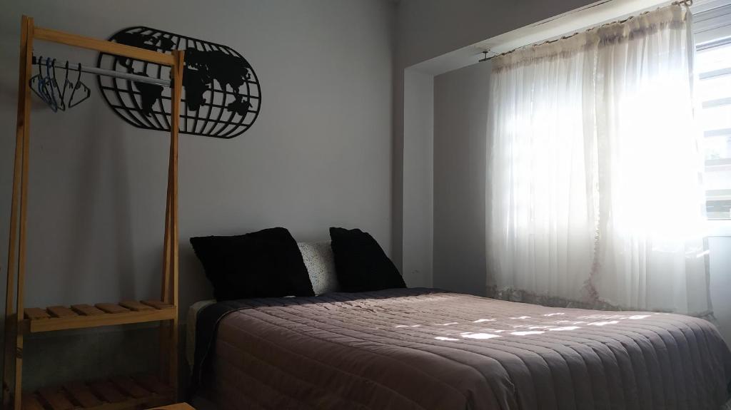 1 dormitorio con cama y ventana en Apartamento completo en Buenos Aires en Buenos Aires