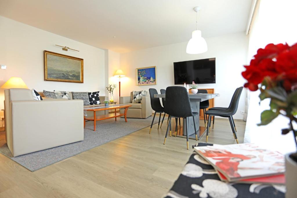 Televízia a/alebo spoločenská miestnosť v ubytovaní Atrium Apartman Hévíz mit Panoramaterrasse und Tiefgarage