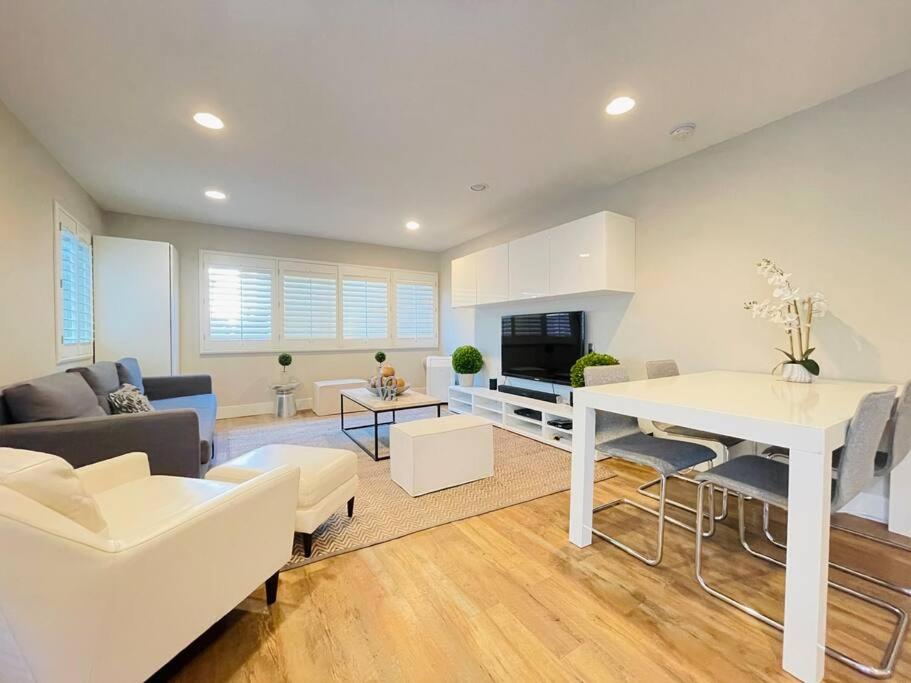 ein Wohnzimmer mit einem weißen Tisch und einem Sofa in der Unterkunft Modern 1 Bed Famous Venice 10B in Los Angeles