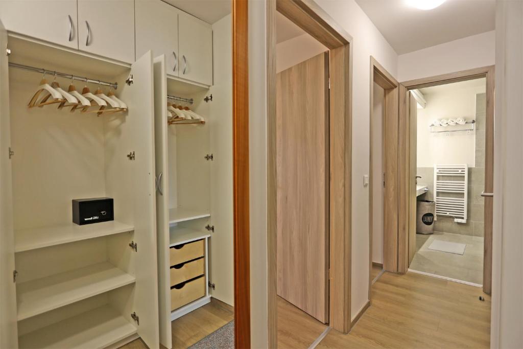 Fotografia z galérie ubytovania Atrium Apartman Hévíz mit Panoramaterrasse und Tiefgarage v destinácii Hévíz