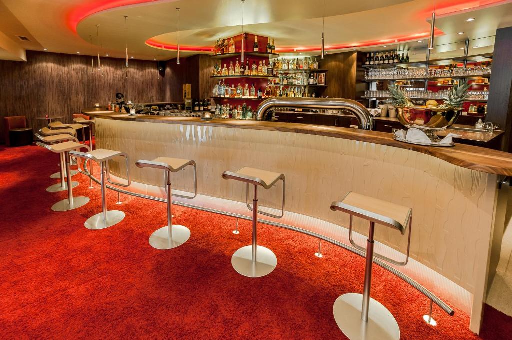 Lounge nebo bar v ubytování Hotel am Hopfensee