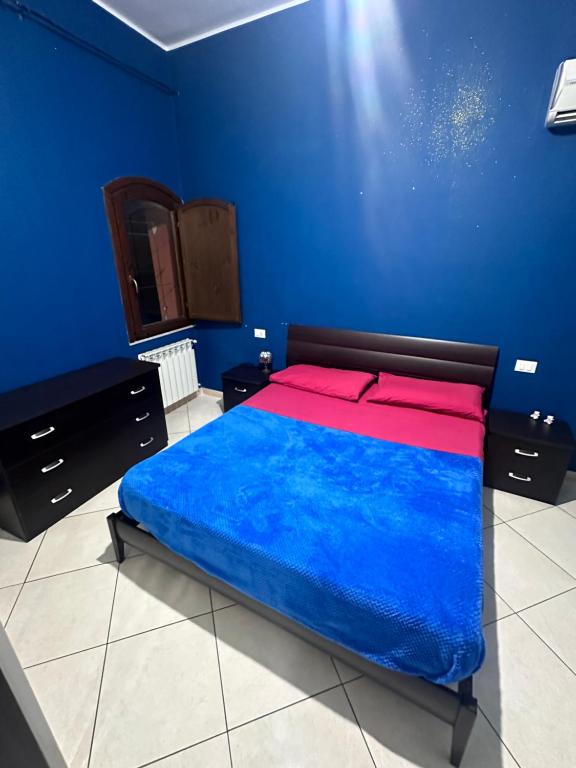 カターニアにあるSweet Homeの青い壁のベッド付きの青いベッドルーム1室