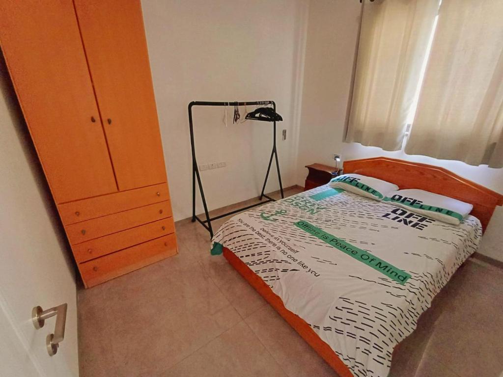 sypialnia z łóżkiem i lampką w obiekcie דירה בנוף הכנרת w mieście Safed