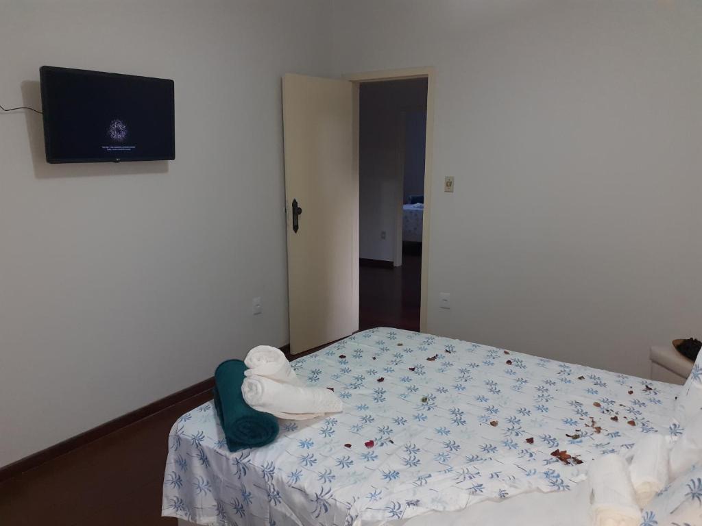 馬里亞納的住宿－Espaço Solar do Carmo，一间卧室配有带毛巾的床