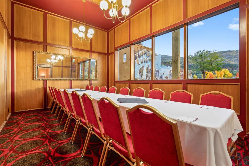 Nespecifikovaný výhled na hory nebo výhled na hory při pohledu z hotelu