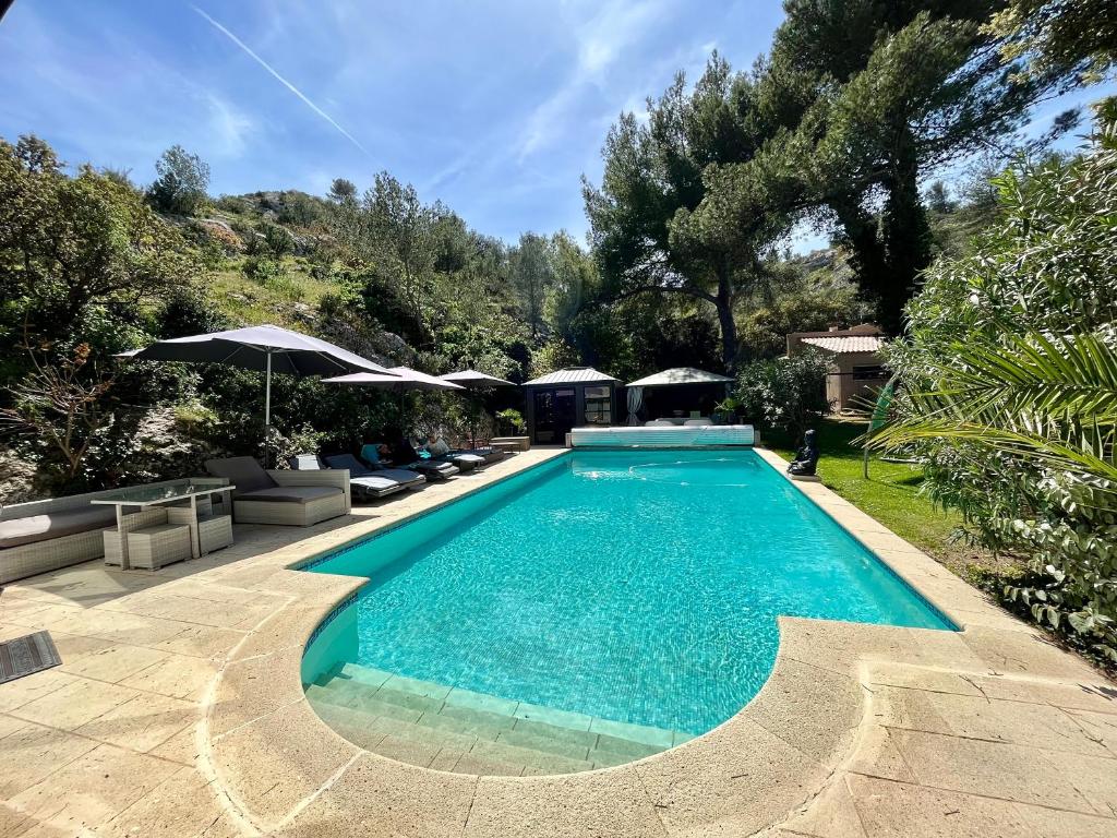 The swimming pool at or close to Gîte des Estelles "Alixia"