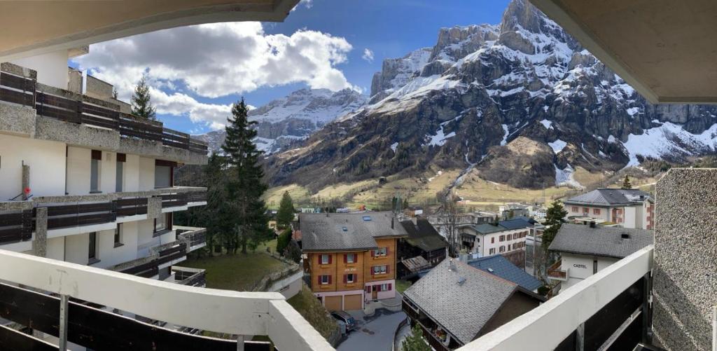 - un balcon offrant une vue sur une ville avec une montagne dans l'établissement Flaminia Wohnung 15 - Best view and Free parking!, à Loèche-les-Bains