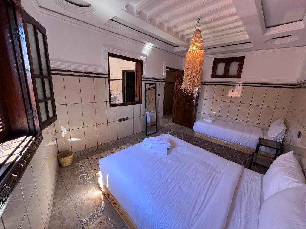 Postel nebo postele na pokoji v ubytování Riad Dar Zarbia