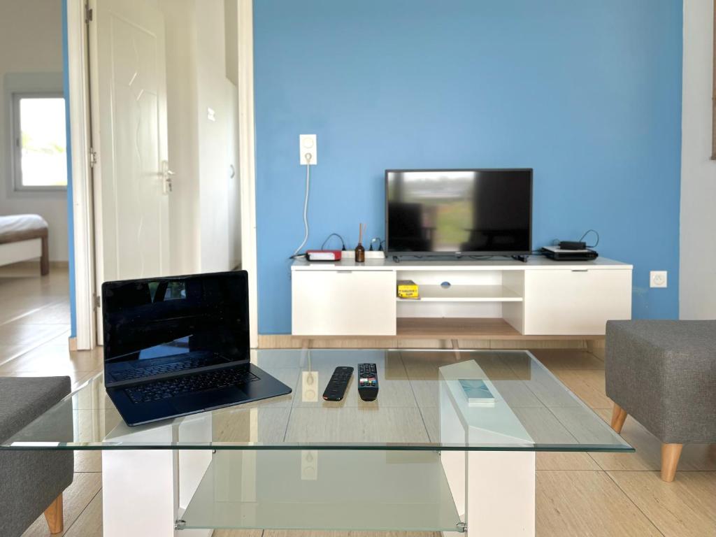 TV a/nebo společenská místnost v ubytování Rubis - Vue piscine, balcon, proche Destraland