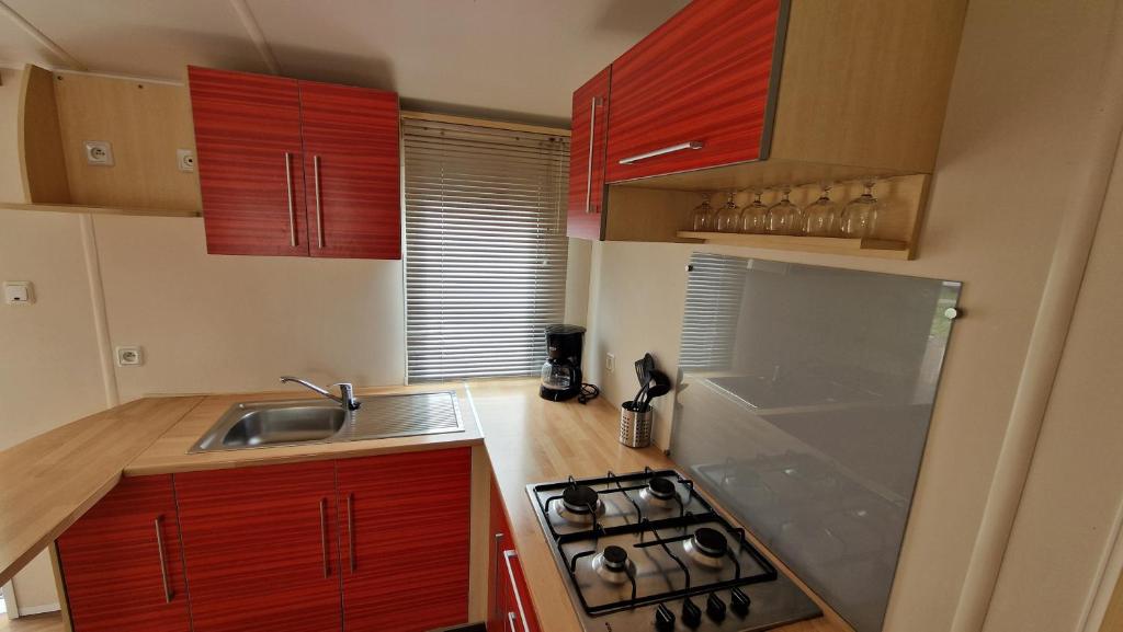 Kuchyň nebo kuchyňský kout v ubytování EGELE MOBILE-HOME prox Europapark et Rulantica