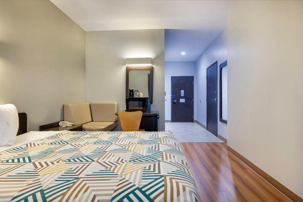 Studio 6 Suites Texas City I-45 - Queen Room - Disability Access - Roll In Shower
