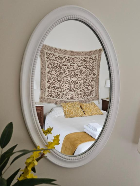 espejo blanco con cama en una habitación en DOM COUÇO, en Couço