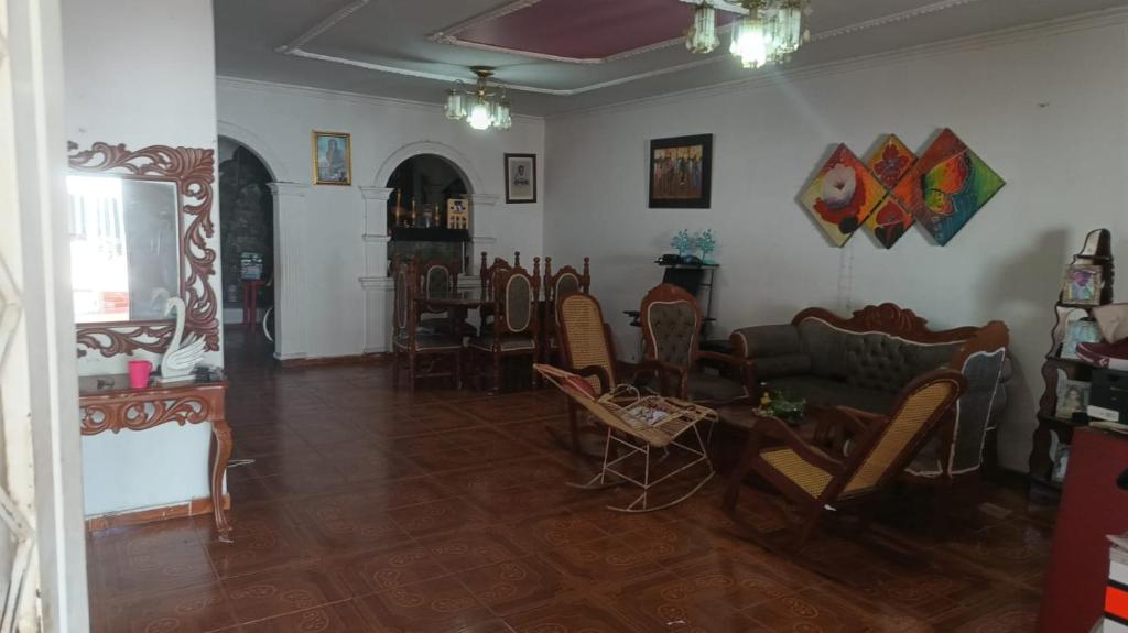 a living room with chairs and a couch and a table at MINIMO 3 NOCHES HABITACION APARTAMENTO COMPARTIDO 3 PERSONAS - Aire acondicionado in Valledupar
