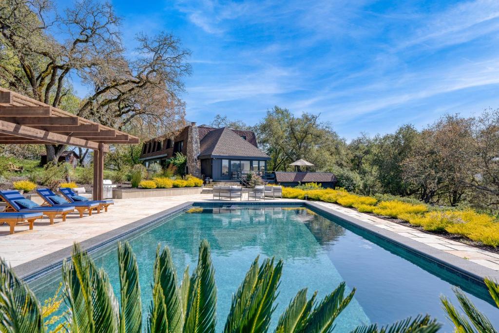 een zwembad met een patio en een huis bij Malvasia by AvantStay Luxe Wine Country Retreat in Santa Rosa
