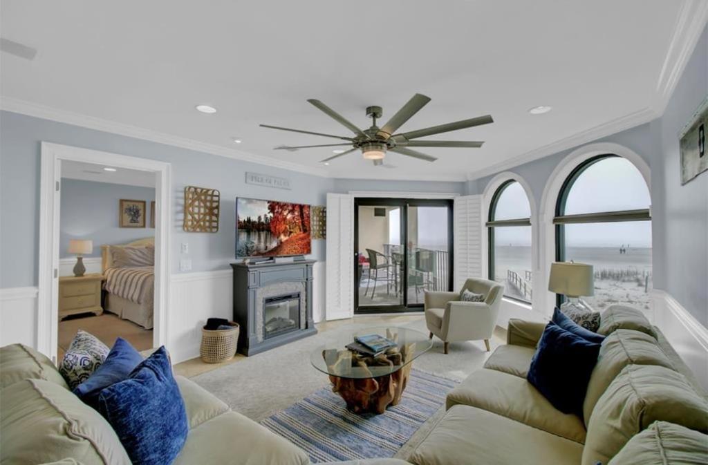 - un salon avec un canapé et une cheminée dans l'établissement 113 Seascape by AvantStay Amazing Ocean Views Communal Pool, à Isle of Palms