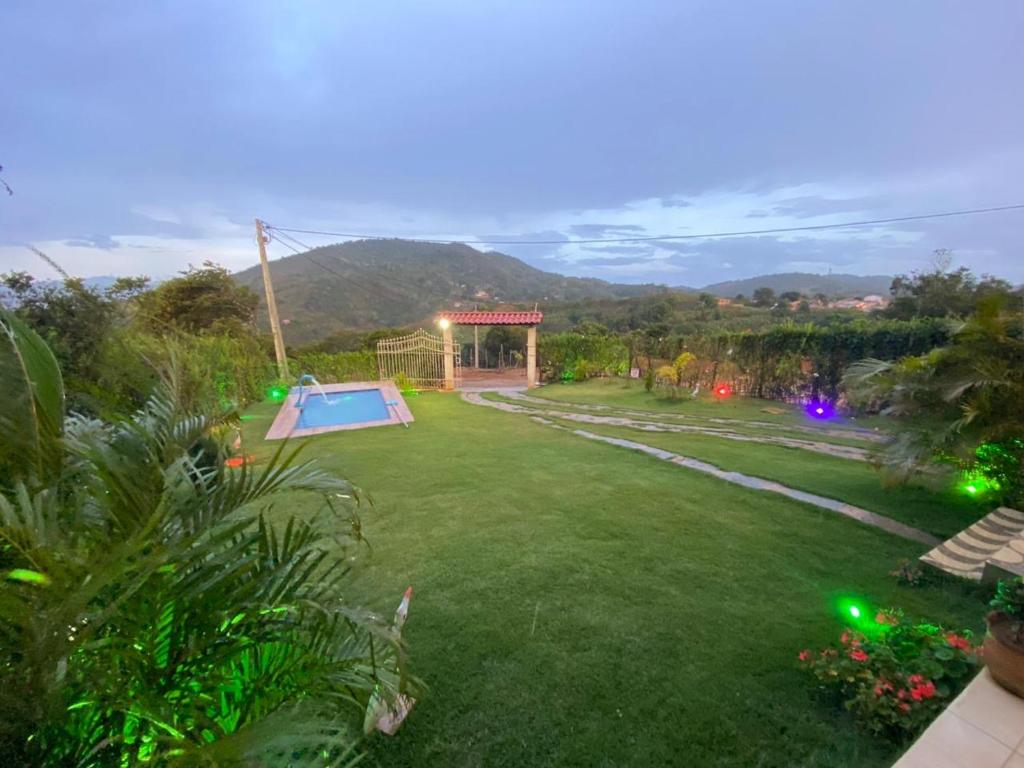 einen Hinterhof mit einem Pool und einem Pavillon in der Unterkunft Chalé luz da Serra in Mulungu