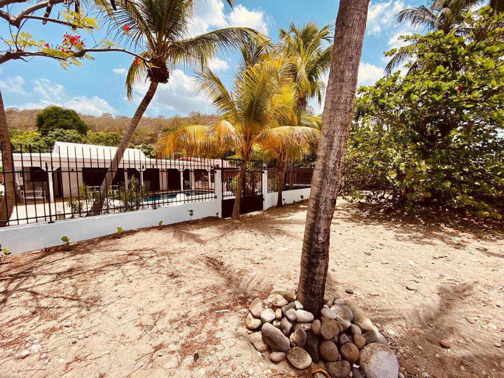 Zahrada ubytování Kay Alice - Beachfront Villa