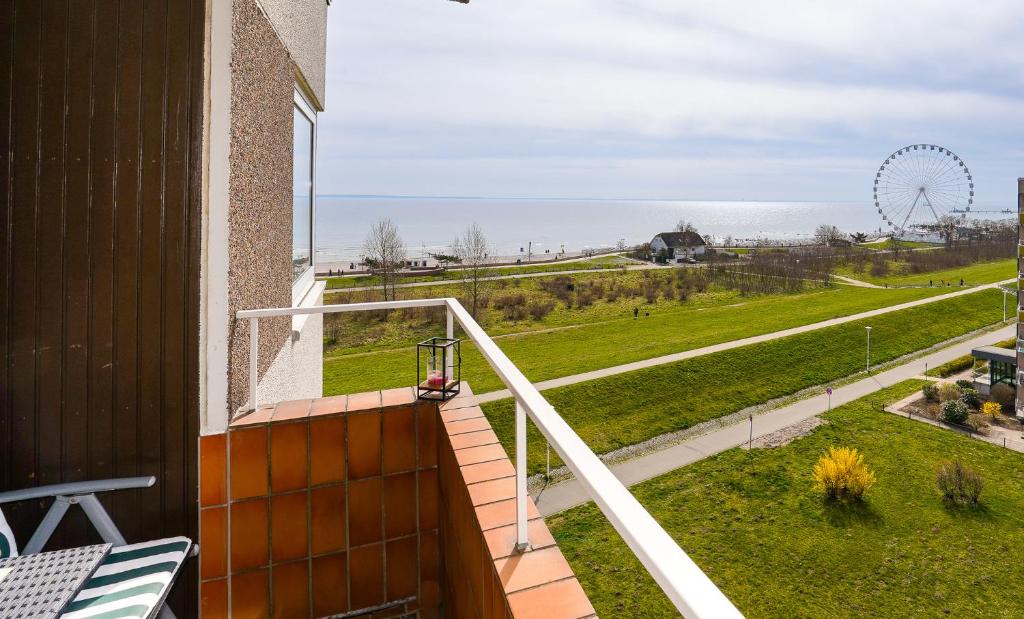 un balcón de una casa con vistas al océano en Hanseat II Whg 192 - b63708, en Grömitz