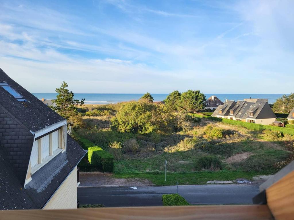 a view of the ocean from a house at Appartement Merville-Franceville-Plage, 3 pièces, 6 personnes - FR-1-465-87 in Merville-Franceville-Plage