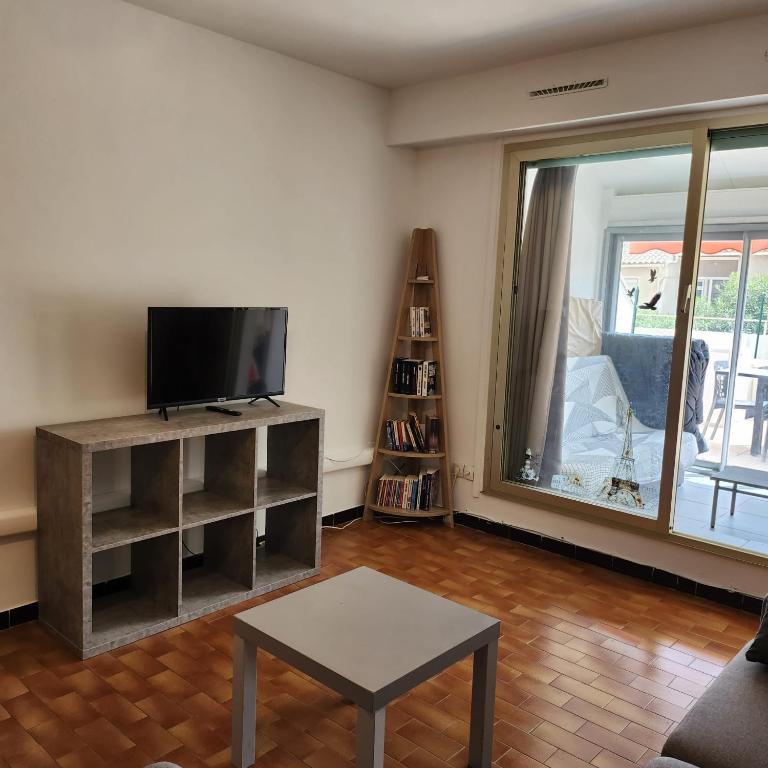 TV a/nebo společenská místnost v ubytování studio terrasse