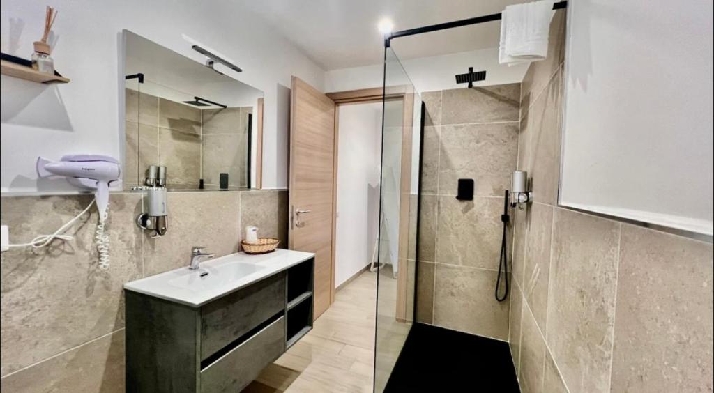 een badkamer met een wastafel en een douche bij Dolce Rifugio Napoli Pompei in Scisciano