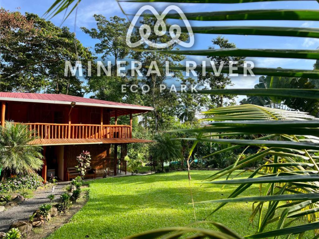 - une vue sur une maison avec une cour dans l'établissement Mineral River Eco Village, à Upala