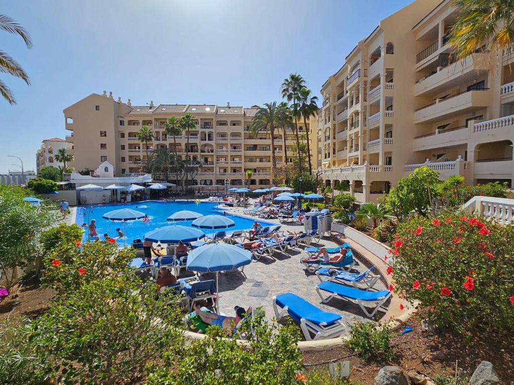 Бассейн в Los Cristianos Heated Pool Sea View AC или поблизости