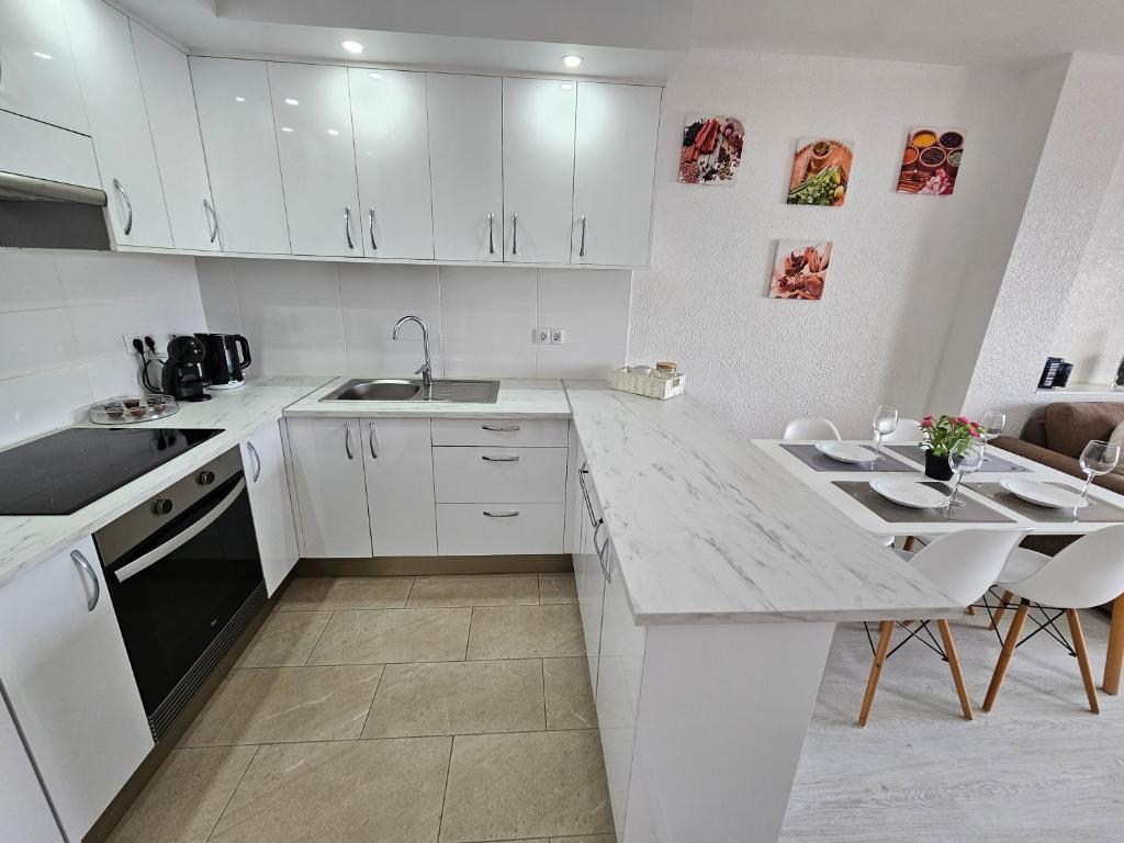Кухня или мини-кухня в Los Cristianos Heated Pool Sea View AC
