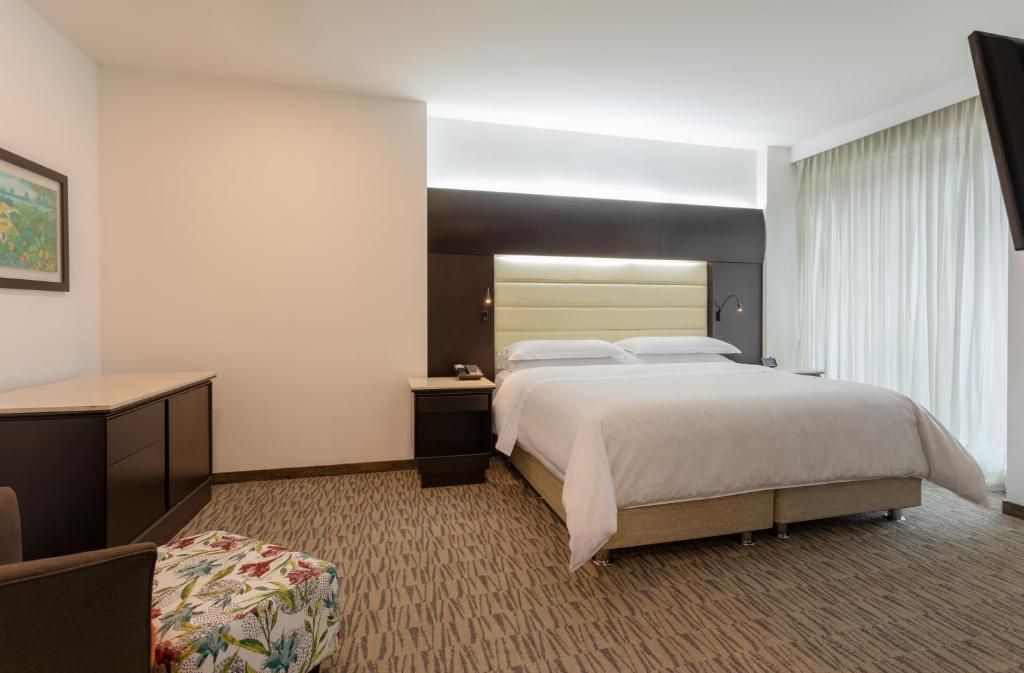 Postel nebo postele na pokoji v ubytování Sheraton Bogotá Hotel