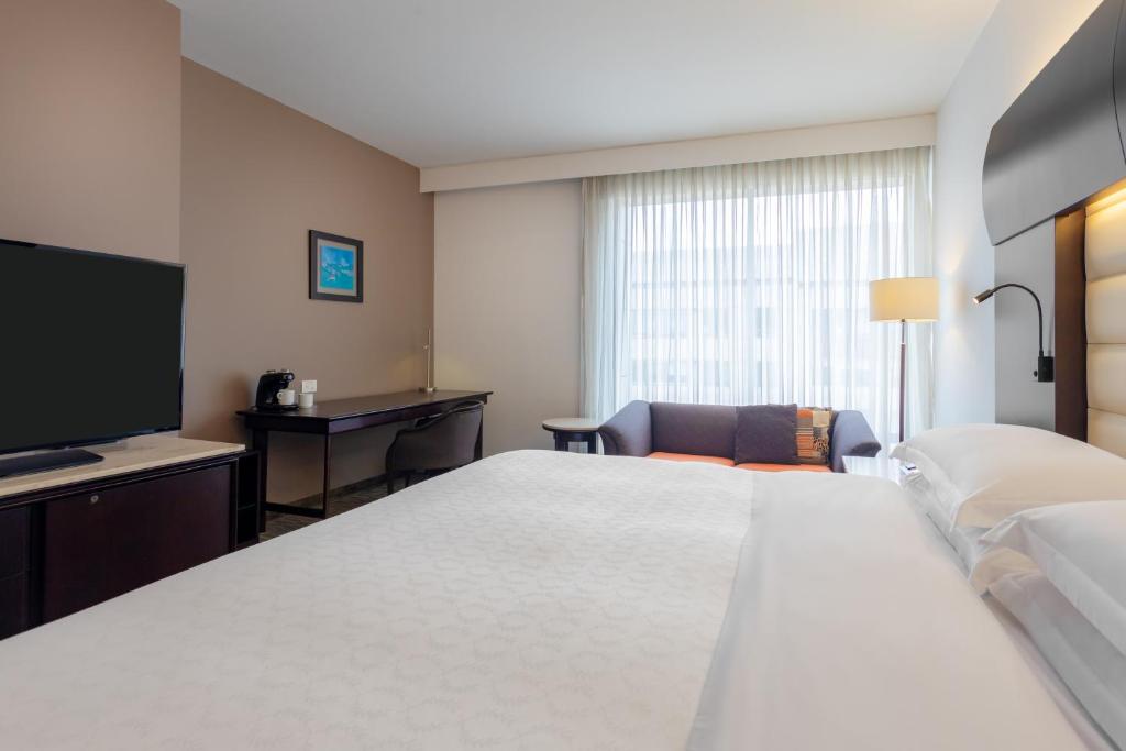 TV a/nebo společenská místnost v ubytování Sheraton Bogotá Hotel