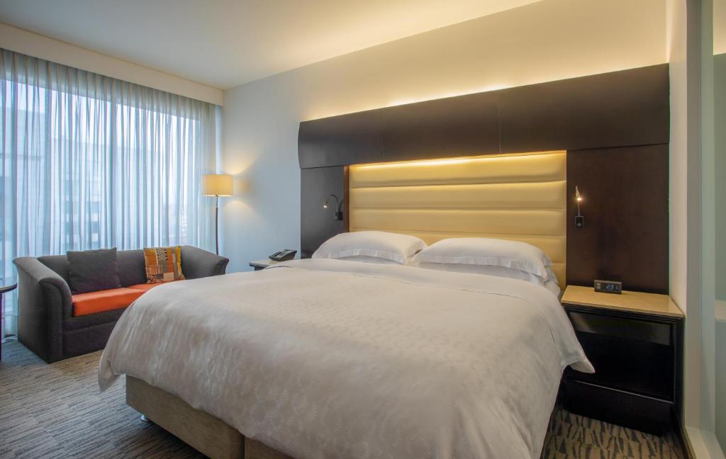 Postel nebo postele na pokoji v ubytování Sheraton Bogotá Hotel