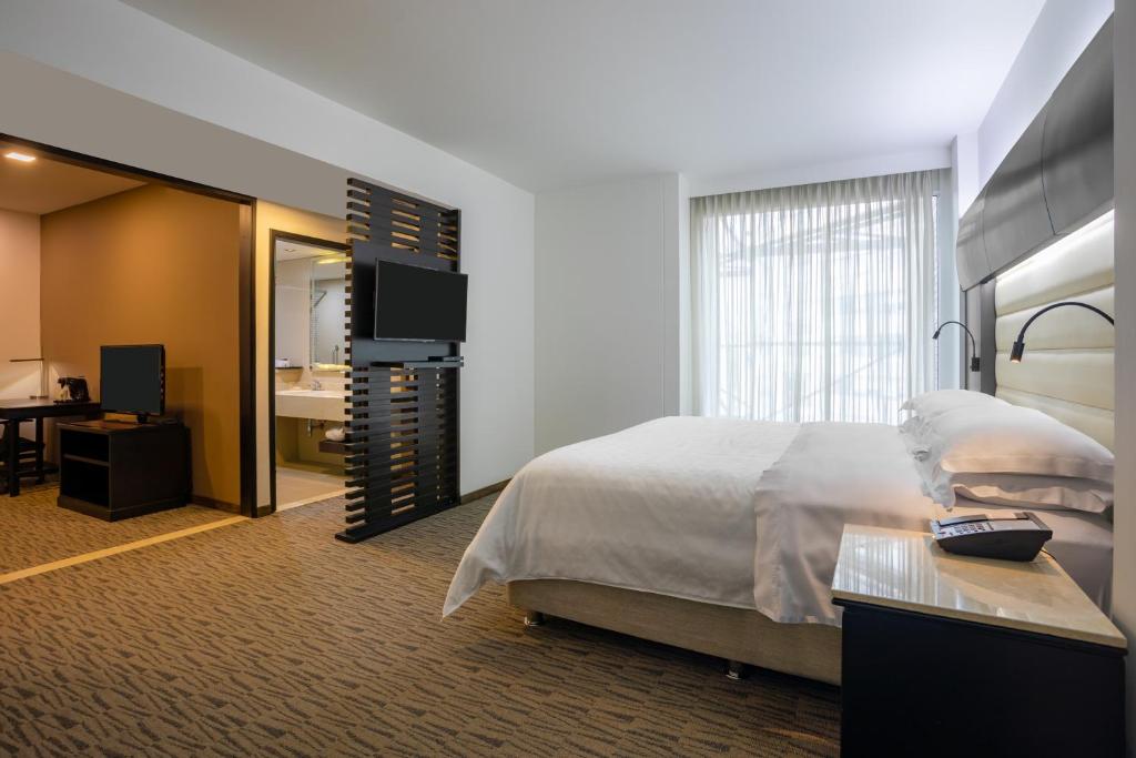 Postel nebo postele na pokoji v ubytování Sheraton Bogotá Hotel