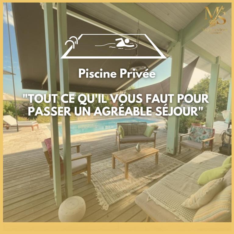 un panneau pour un pavillon avec une table et des bancs dans l'établissement Maison d'Architecte : Espace, Calme & Piscine, à Périgueux