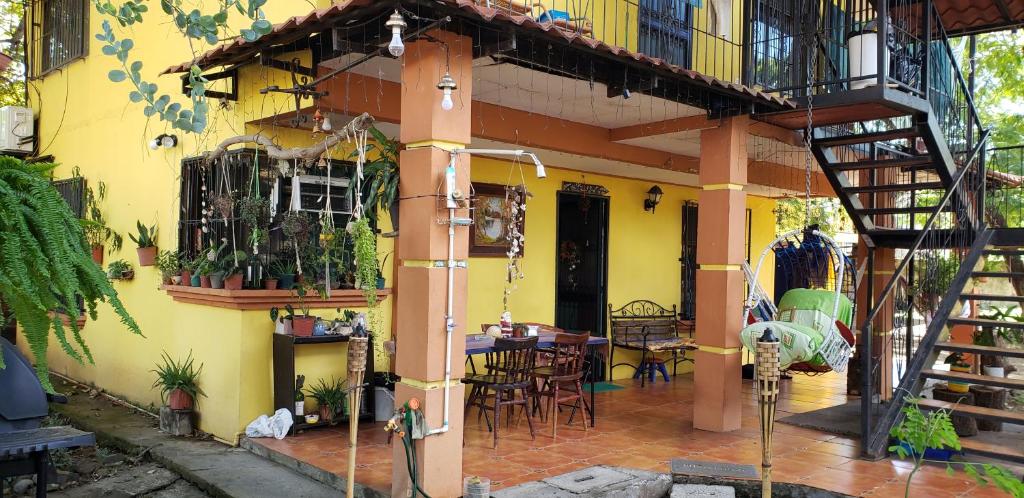 Casa amarilla con escalera y mesa en Yellow House en Coco