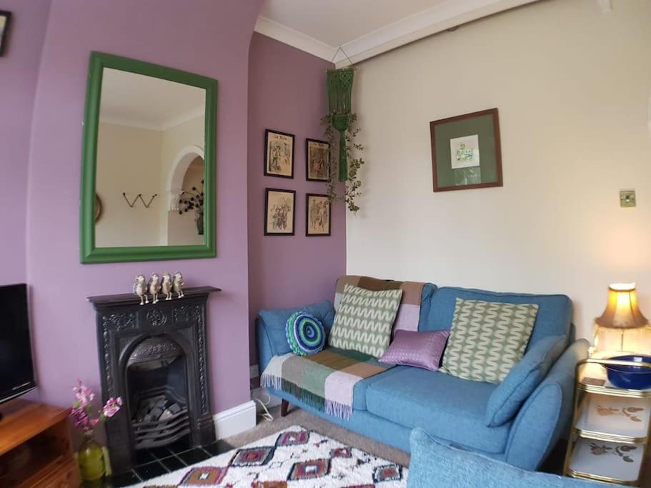 sala de estar con sofá azul y espejo en Edwardian Terrace in Royal Sutton NEC BHX en Birmingham