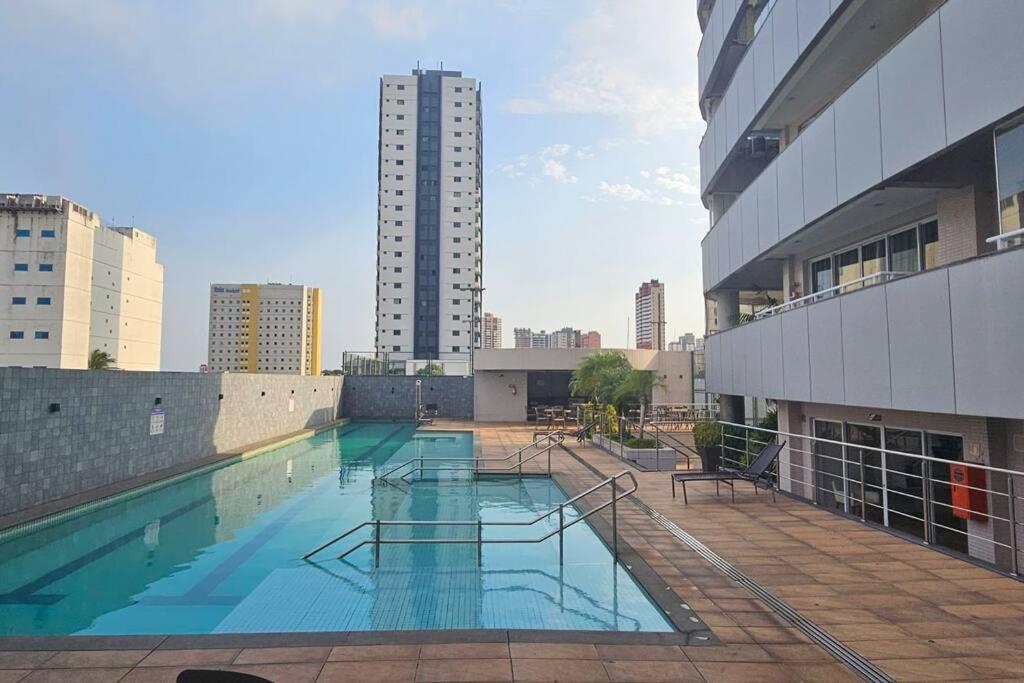 una gran piscina en la parte superior de un edificio en Apartamento de luxo no centro, en Belém