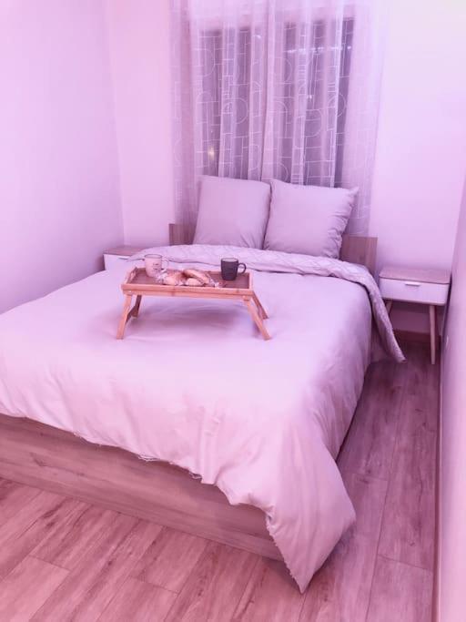- un lit avec un plateau et une table dans l'établissement Superbe Appartement tout équipé, Le nid d'Eva à Metz Gare, Parking privé, Balcon, F2, 50m2, 3p, à Metz