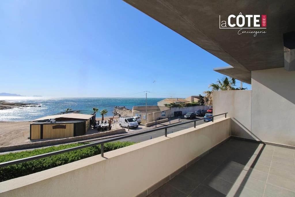 une vue sur la plage depuis le balcon d'un immeuble dans l'établissement Villa Maïa - 4 Couchages, à Sausset-les-Pins