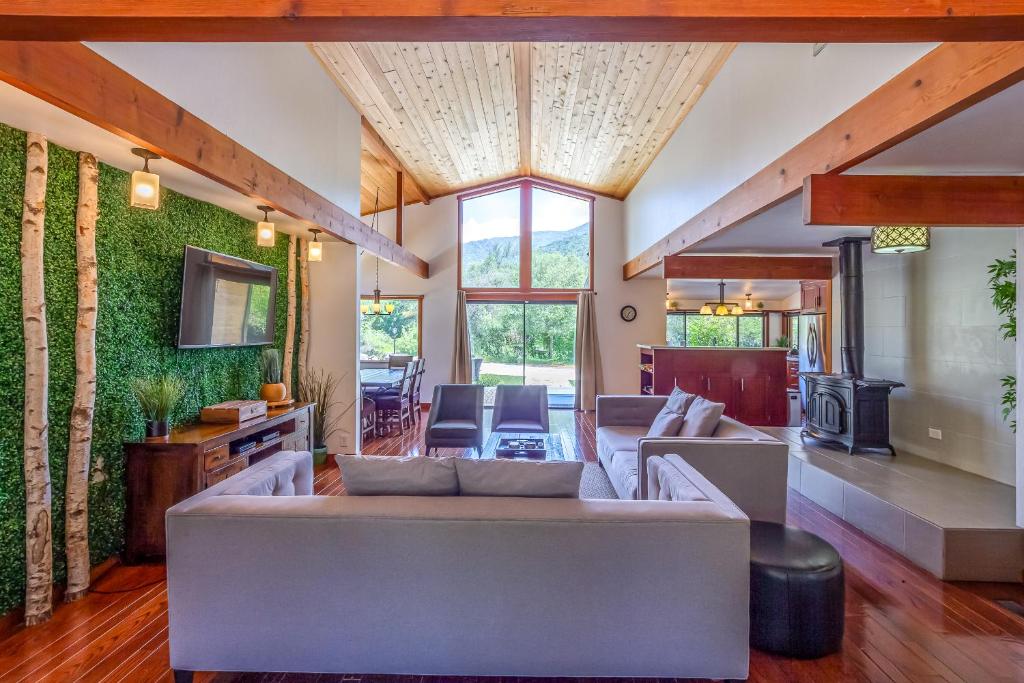 Sequoia River House, close to SNP, 2 Decks on Amazing River on 7acres ...