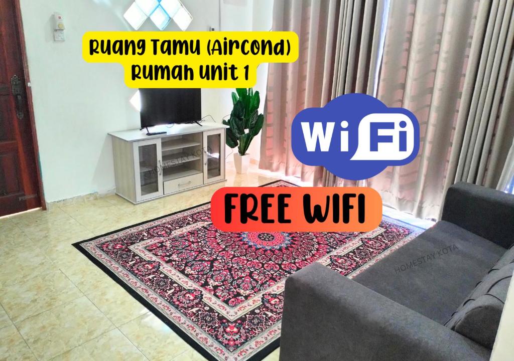 Homestay Kota, Kuala Terengganu FREE WIFI في كوالا ترغكانو: غرفة معيشة مع أريكة وسجادة