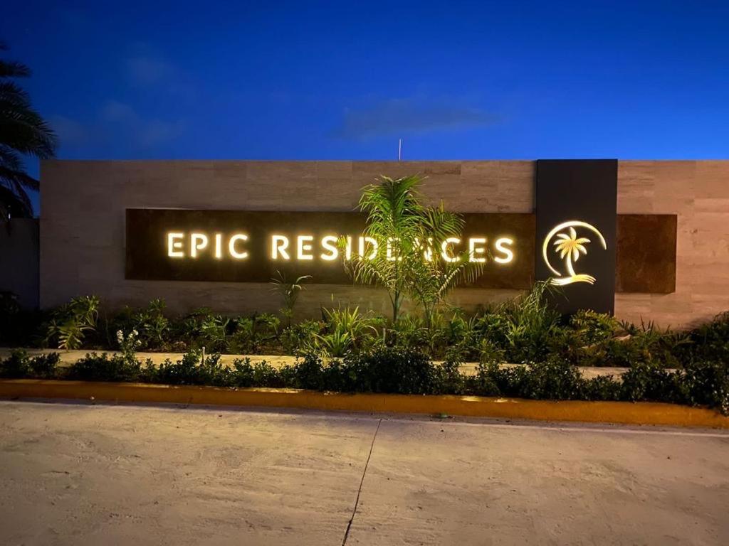 ein Gebäude mit einem Schild, das epische Rettungsasbest liest in der Unterkunft Epic residences in Punta Cana