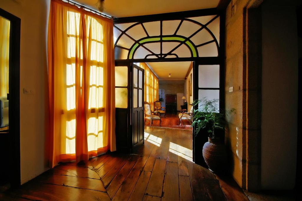 un couloir avec une porte s'ouvrant sur un salon dans l'établissement Casa Grande De Trives, à A Pobra de Trives