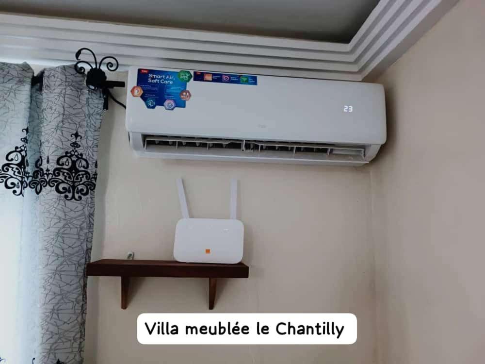 eine Klimaanlage an einer Wand in einem Zimmer in der Unterkunft Dany Chantilly in Jaunde