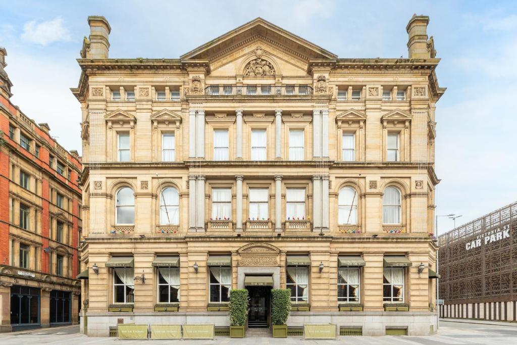 um grande edifício de pedra numa cidade em The Sir Thomas Hotel em Liverpool