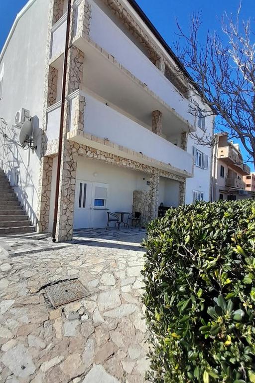 Apartments with parking space Pag - 20577
