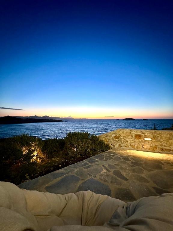 ein Bett mit Meerblick in der Unterkunft The Dice in Pachaina
